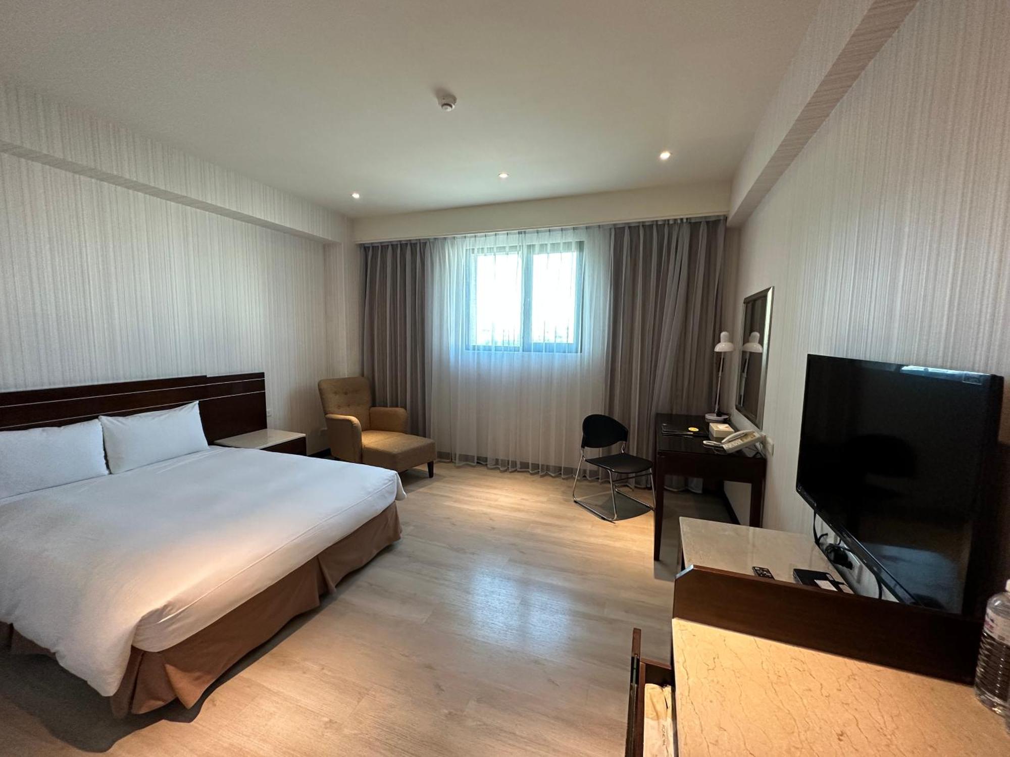 Young Soarlan Hotel - טאינאן מראה חיצוני תמונה