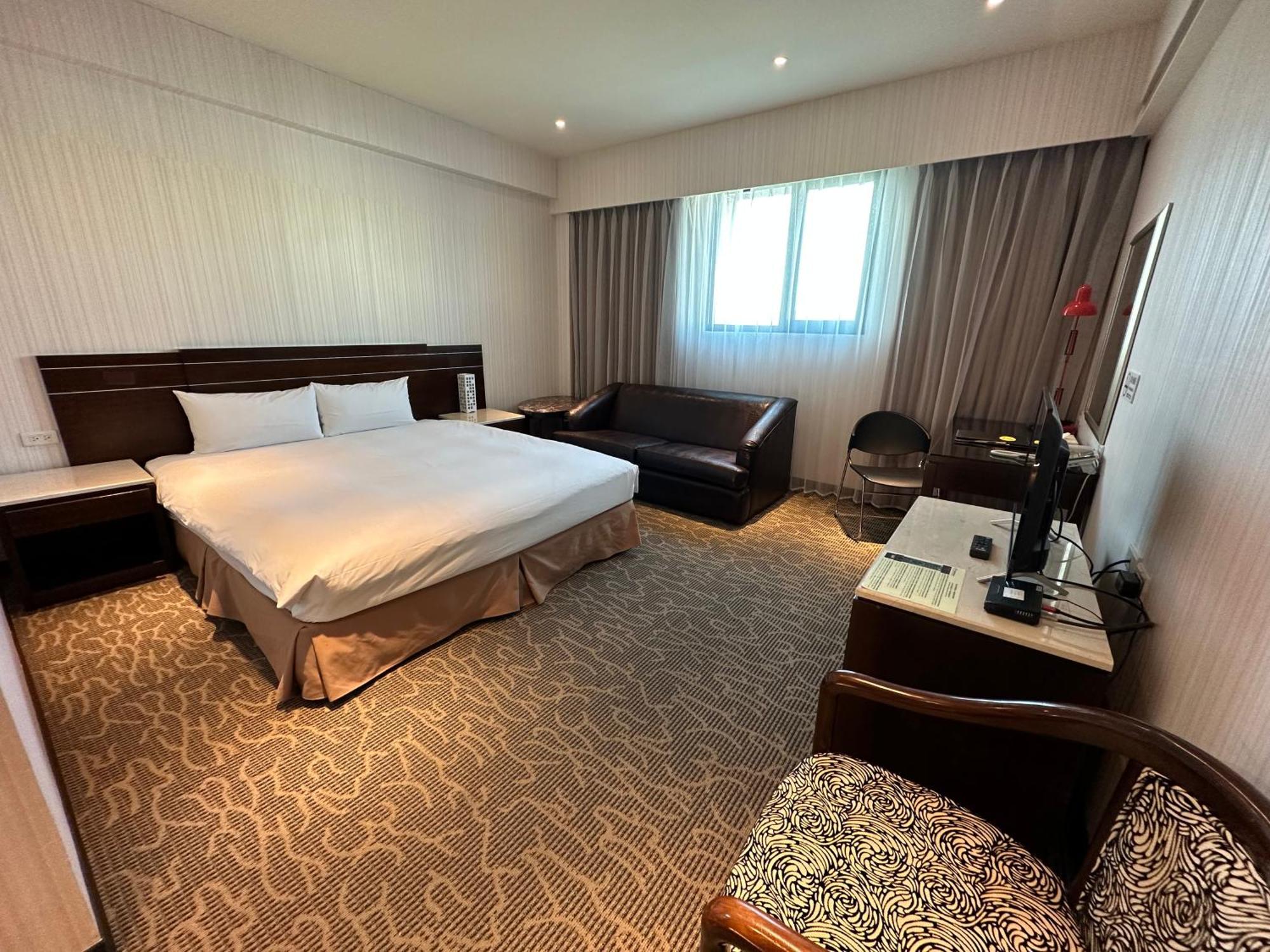Young Soarlan Hotel - טאינאן מראה חיצוני תמונה