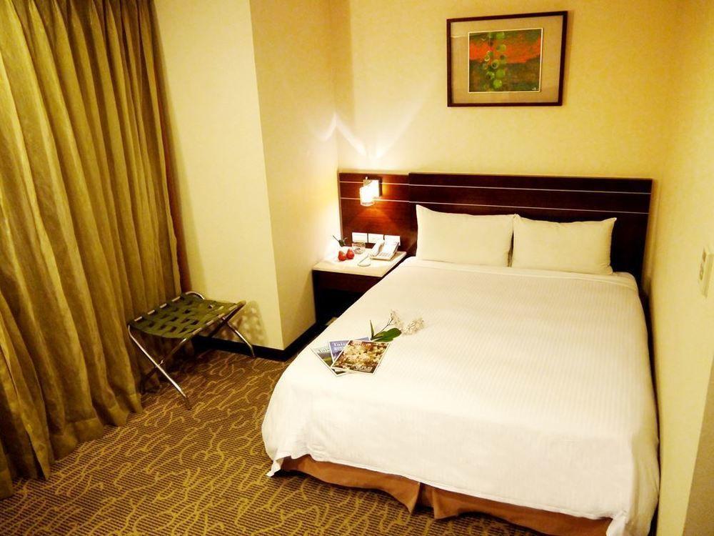 Young Soarlan Hotel - טאינאן מראה חיצוני תמונה