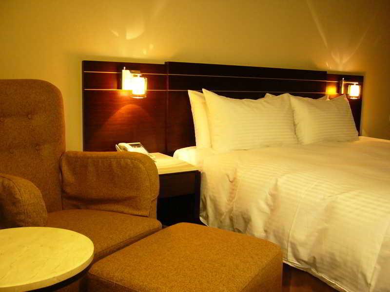 Young Soarlan Hotel - טאינאן מראה חיצוני תמונה