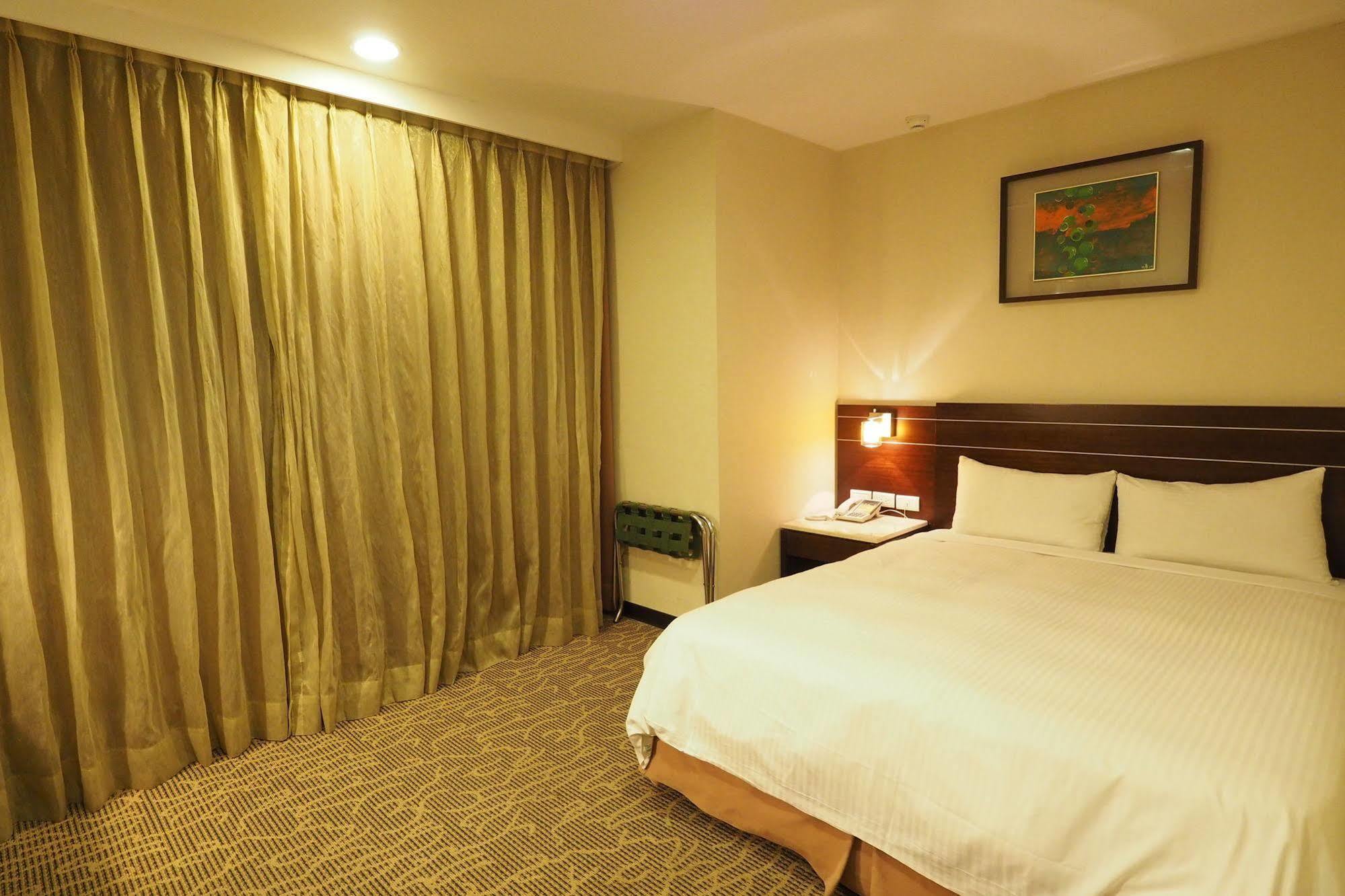 Young Soarlan Hotel - טאינאן מראה חיצוני תמונה