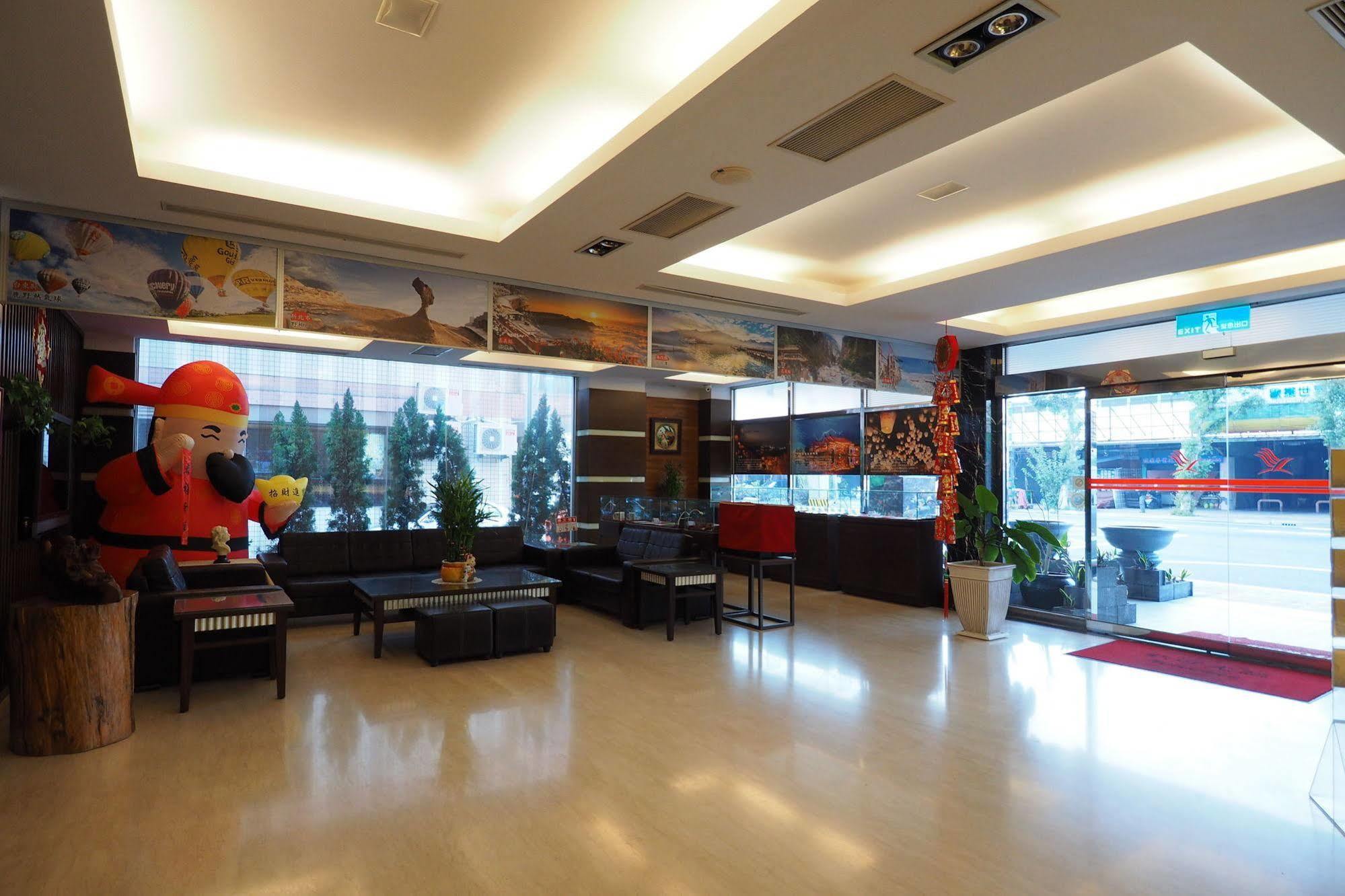 Young Soarlan Hotel - טאינאן מראה חיצוני תמונה