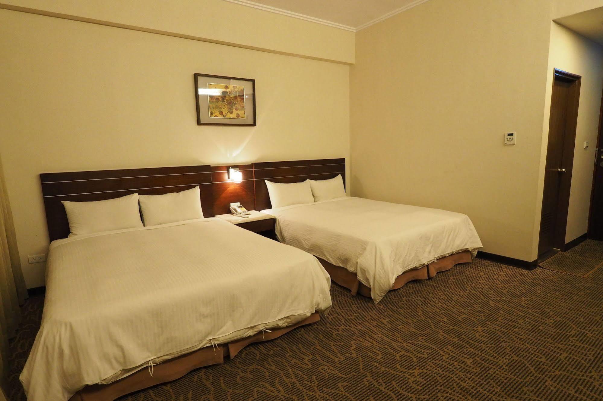 Young Soarlan Hotel - טאינאן מראה חיצוני תמונה