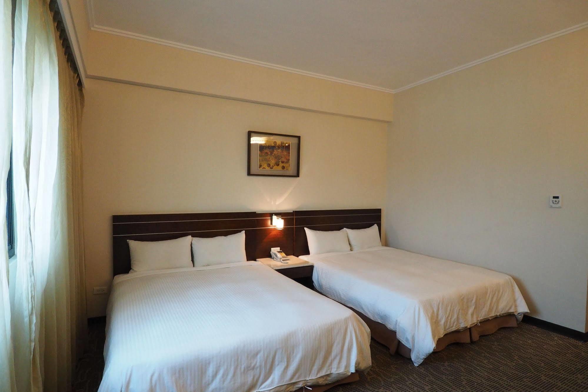 Young Soarlan Hotel - טאינאן מראה חיצוני תמונה