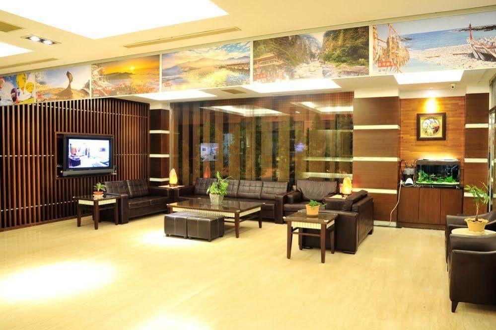 Young Soarlan Hotel - טאינאן מראה חיצוני תמונה